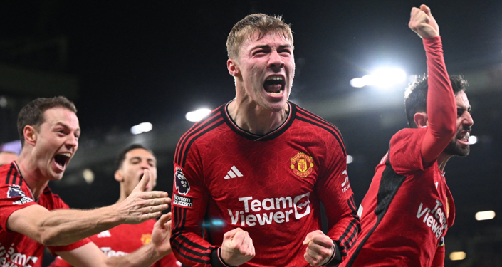 Rasmus Hojlund of Manchester United celebrates his decisive goal, which put his team in the lead against Aston Villa for the first time in the match, marking their third goal.